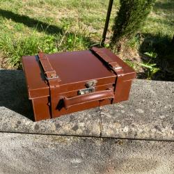 Valise &agrave; cartouche , cuir  en bon &eacute;tat fermeture par serrure avec clefs et sangles