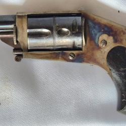 Revolver 6 mm   percussion CENTRALE Hammerless comme neuf.Mais plaquettes a revoir.