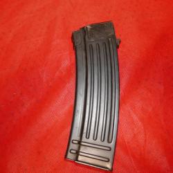 Chargeur neutralis&eacute; de AK 74 calibre 5.45x39mm  en t&ocirc;le (une l&egrave;vre coup&eacute;e)
