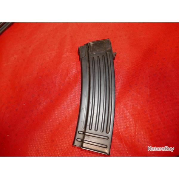 Chargeur neutralis� de AK 74 calibre 5.45x39mm  en t�le (une l�vre coup�e)