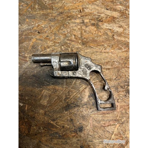 ENCHERES 1� - EPAVE REVOLVER 5 COUPS CAT D2