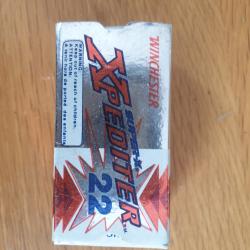 Une bo&icirc;te de 50 cartouches 22LR Winchester.
