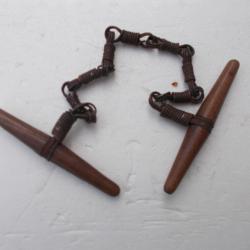 anciennes menottes appel&eacute;es cabriolet avec un &eacute;tui pour menottes,etat neuf!!