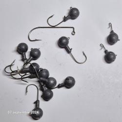 Vends lot de 12 plombs pour leurres souples neufs (poids 10, 9 g) et 1 gros hame&ccedil;on