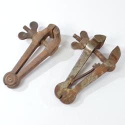 Lot de deux anciens petits &eacute;taux pince. Bricolage outillage vintage collection bricolage serre joint