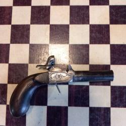 JOLI petit pistolet DE GOUSSET &Agrave; COFFRE GRAV&Eacute;