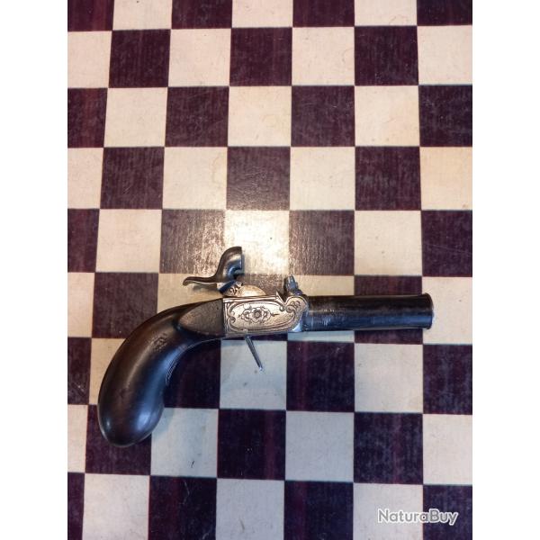 JOLI petit pistolet DE GOUSSET � COFFRE GRAV�