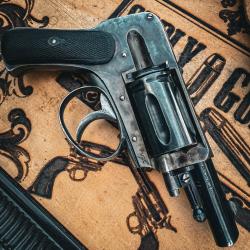 Rare revolver v&eacute;lodog &agrave; pontet "LEPAGE &Agrave; LI&Egrave;GE" avec holster cuir - POUDRE VIVE