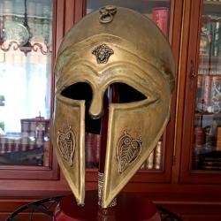 CASQUE GREC ANTIQUE CORINTHIEN HOPLITE. Belle patine, int&eacute;rieur cuir + support bois
