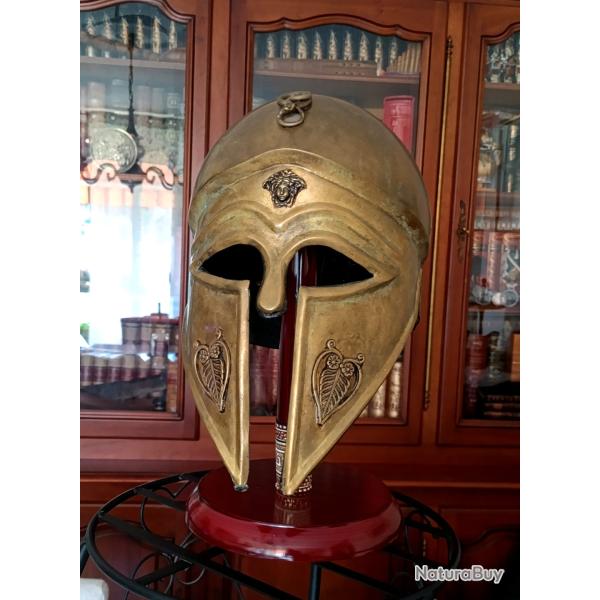 CASQUE GREC ANTIQUE CORINTHIEN HOPLITE. Belle patine, int�rieur cuir + support bois