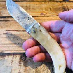Couteau de berger CURNICCIOLU de poche pliant artisanal de collection Corse corne b&eacute;lier lame damas