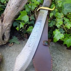 Sabre d'Abordage Pirate Lame Damas 512 Couches Manche Bois Fleur Laiton Garde Etui Cuir F Artisanale