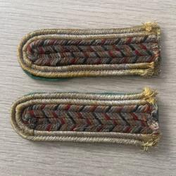 une paire de pattes d'&eacute;paules ww2