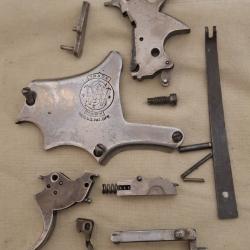 Diff&eacute;rentes pi&egrave;ces non class&eacute;es pour Smith et Wesson mod&egrave;le 19.