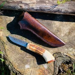 couteau de chasse d'artisan / bois de cerf , phacoch&egrave;re / bois de fer / lame 80crv2 martel&eacute;e