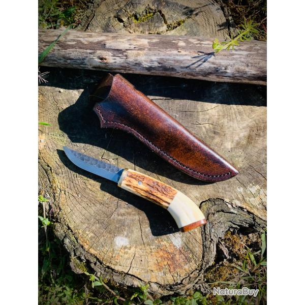 couteau de chasse d'artisan / bois de cerf , phacoch�re / bois de fer / lame 80crv2 martel�e
