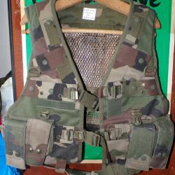 GILET DE COMBAT DE L'ARMEE FRANCAISE , TAILLE PT , AVEC 2 POCHETTES PORTES MAGASINS SUR LE DEVANT ,