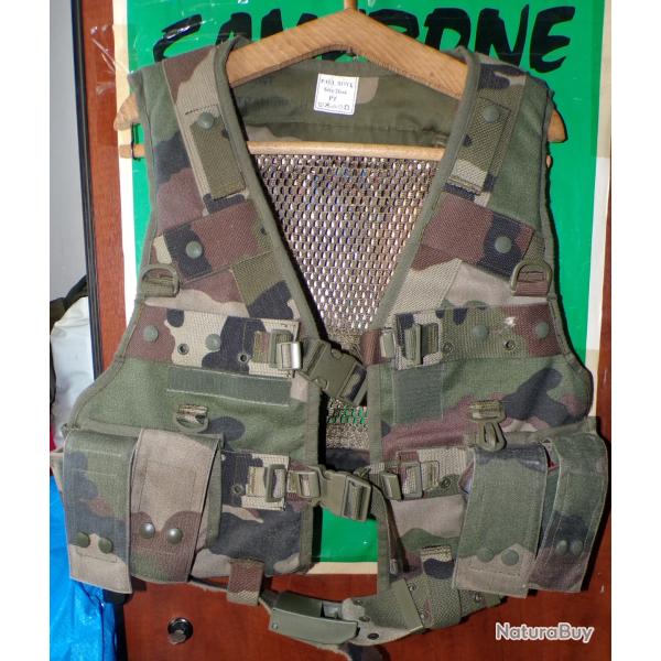 GILET DE COMBAT DE L'ARMEE FRANCAISE , TAILLE PT , AVEC 2 POCHETTES PORTES MAGASINS SUR LE DEVANT ,