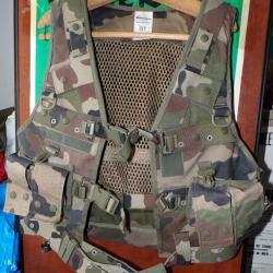 GILET DE COMBAT DE L'ARMEE FRANCAISE , TAILLE GT , AVEC 2 POCHETTES PORTES MAGASINS SUR LE DEVANT ET