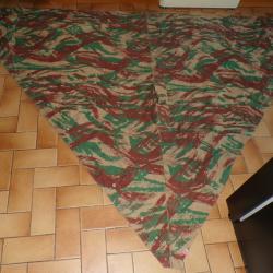 1/4 TOILE DE TENTE ABIMEE DE L'ARMEE FRANCAISE EPOQUE GUERRE ALGERIE, 2 SOLDATS AVAIENT CHACUN 2 1/4