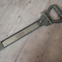 Scie en dotation pour l'arm&eacute;e suisse. Outil pour compl&eacute;ter pelle, pioche. Top camping