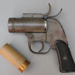 Pistolet lance-fus&eacute;es am&eacute;ricain d'aviation mod&egrave;le AN-M8 de la WWII