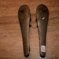 Platines de fusil &agrave; percussion avec une belle bride de noix tr&egrave;s travaill&eacute;e