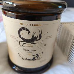 Bougie My Jolie Candle - &Eacute;dition Astrale Scorpion  avec bijou en argent &agrave; d&eacute;couvrir lors de la fonte