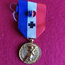 medaille le souvenir francais  avec son rappel de decoration et son epingle