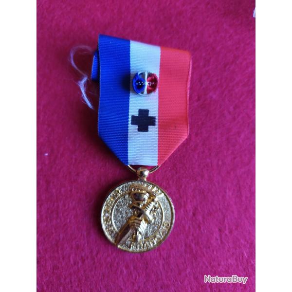 medaille le souvenir francais  avec son rappel de decoration et son epingle