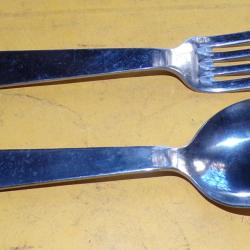 COUVERTS  POUR LE REPAS DE  L'ARMEE FRANCAISE DE FABRICATION FRANCAISE AVEC MARQUAGE FABRICANT ARMEE