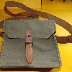 SACOCHE PORTES CHARGEURS DE FM 24/29 DE L'ARMEE FRANCAISE , AVEC SA SANGLE EN CUIR POUR LE TRANSPORT