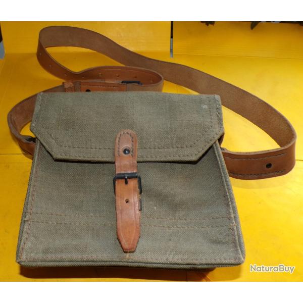 SACOCHE PORTES CHARGEURS DE FM 24/29 DE L'ARMEE FRANCAISE , AVEC SA SANGLE EN CUIR POUR LE TRANSPORT