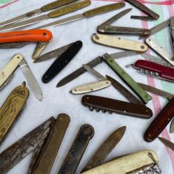 Lot de 19 couteaux de poche