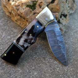 Beau Couteau Damas Lame Drop Point 128 Couches Manche B&eacute;lier & R&eacute;sine Fabric Artisanale Linerlock