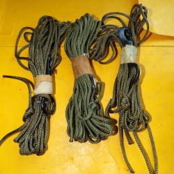 LOT DE 3 CORDAGES DE SUSPENTES DE PARACHUTE AVEC UN MOUSQUETON   ,VENDU DANS L' ETAT  VOIR PHOTOS .P