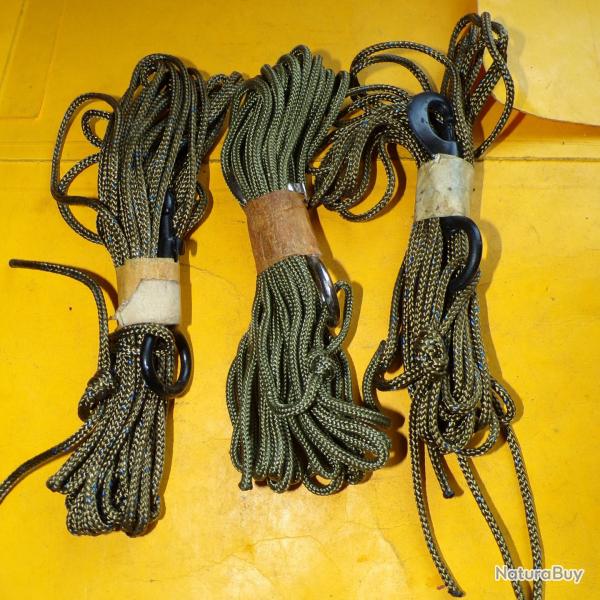LOT DE 3 CORDAGES DE SUSPENTES DE PARACHUTE AVEC UN MOUSQUETON   ,VENDU DANS L' ETAT  VOIR PHOTOS .P