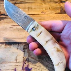 Couteau de poche de berger pliant Corse CURNICCIOLU artisanal de collection corne b&eacute;lier lame damas
