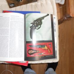 Le livre des armes de poing modernes de Y. Cadiou et A. Richard