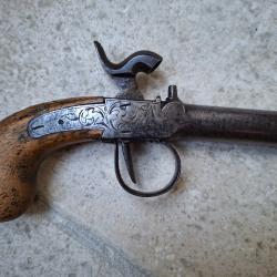Pistolet &agrave; coffre &agrave; percussion, un coup. Canon rond damas