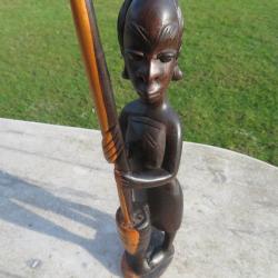 Sculpture Africaine en bois d'&eacute;b&egrave;ne sculpt&eacute; &agrave; la main repr&eacute;sentant une grande femme au pilon (XX&eacute;)