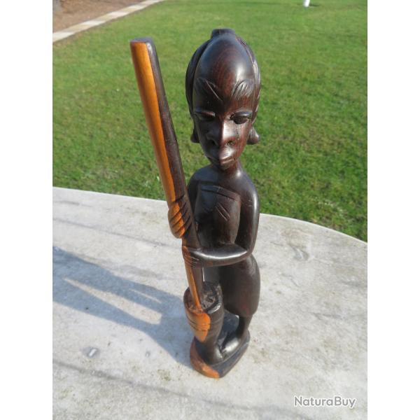 Sculpture Africaine en bois d'�b�ne sculpt� � la main repr�sentant une grande femme au pilon (XX�)