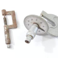 Lot de deux outils de mesure, palmer microm&egrave;tre. Dont un &agrave; nettoyer. Outilleur armurier usineur