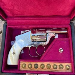 SANS R&Eacute;SERVE !! Superbe revolver GALAND &laquo; Tue-Tue &raquo; 8mm � grav&eacute;, plaquettes nacre, coffret ornement&eacute;