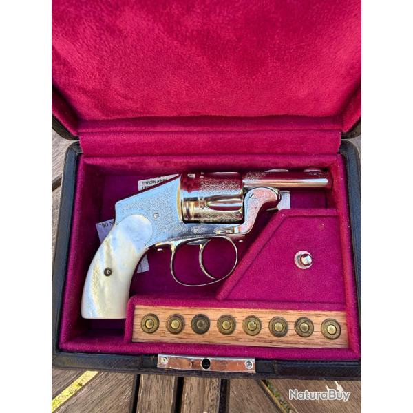 SANS R�SERVE !! Superbe revolver GALAND � Tue-Tue � 8mm � grav�, plaquettes nacre, coffret ornement�