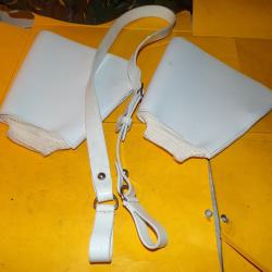 BAUDRIER BLANC AVEC UNE PAIRE DE CRISPINS DES MOTARDS DE LA GENDARMERIE NATIONALE  , BON ETAT VOIR P