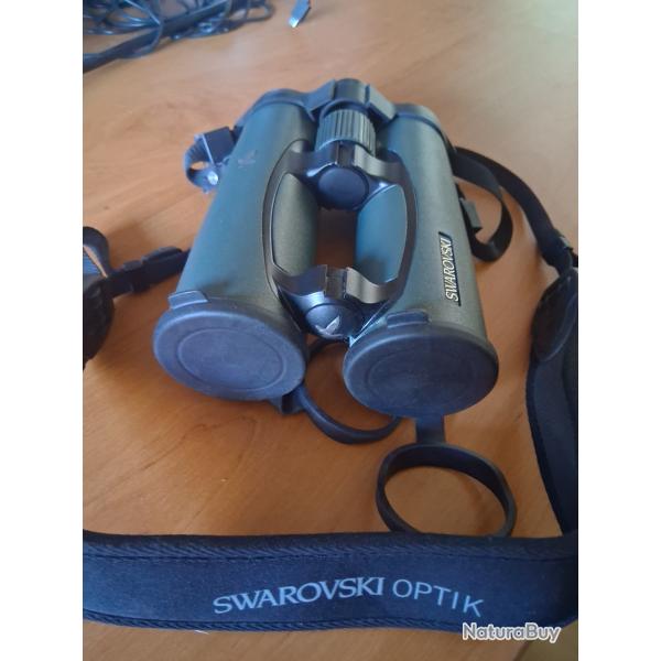 une paire de jumelles Swarovski 10 x42