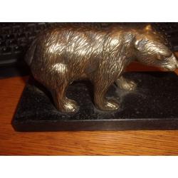 ours en bronze su marbre