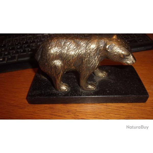 ours en bronze su marbre
