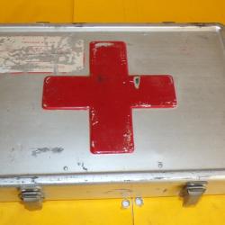 TROUSSE DE SECOURS D'URGENCE EN ALUMINIUM AVEC COMPARTIMENT INTERIEUR  , FABRICATION FRANCAISE , POI